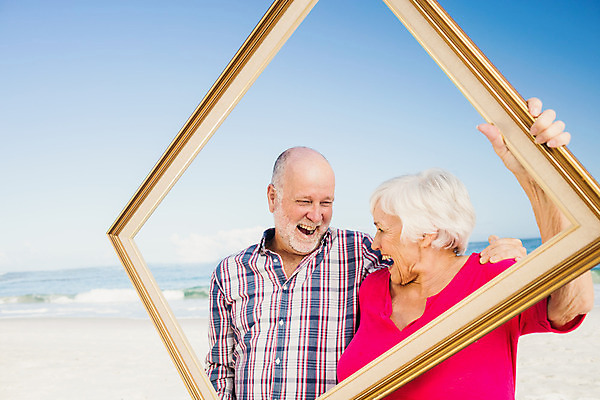 포토 JPG 해외이미지 백인 커플 여자 노년 남자 모래 파도 바다 액자 포옹 휴가 프레임 함께함 사랑 야외 두명 물 노후 맑음 잡기 60대 70대 노인만 해외202004 해외포토 자연요소 서양인 감정 컨셉 관계 안기 모션 날씨 사람 성인 성인만 파일형식