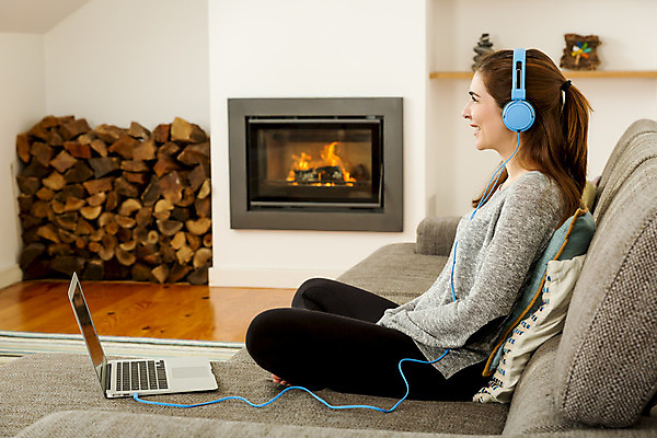 포토 JPG 해외이미지 백인 라이프스타일 행복 음악 겨울 주택 실내 따뜻함 한명 사람 앉기 장식 노트북 소파 헤드폰 방 듣기 읽기 벽난로 리빙 해외202004 해외포토 서양인 1 계절 감정 음향기기 의자 모션 문화예술 내부 건물 생활 전자제품 파일형식