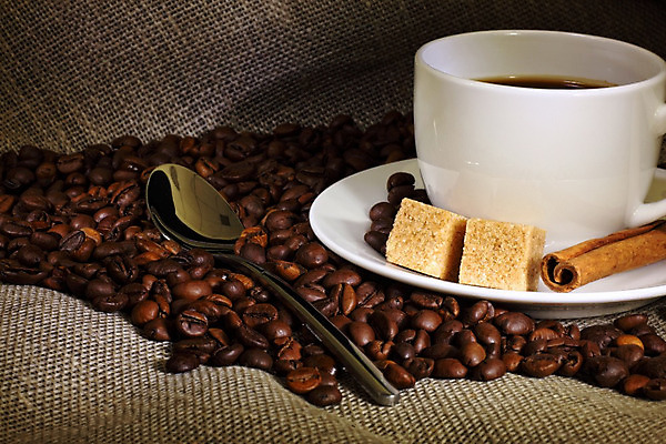 포토 JPG 해외이미지 접시 커피 음료 음식 탁자 따뜻함 사람없음 컵 갈색 검은색 거품 카페 머그컵 흰색 뜨거움 낟알 컵받침 카푸치노 에스프레소 모카 카페인 해외202004 해외포토 식기 컬러 가구 상점 받침대 파일형식