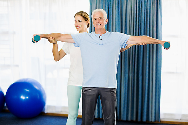 포토 JPG 해외이미지 백인 라이프스타일 여자 노년 남자 행복 스포츠 건강 병원 서기 20대 두명 운동복 운동 건강관리 강사 아령 환자 도움 60대 유연 의료성형뷰티 해외202004 해외포토 서양인 직업 옷 감정 컨셉 의학 모션 관리 사람 청년 성인 생활 파일형식