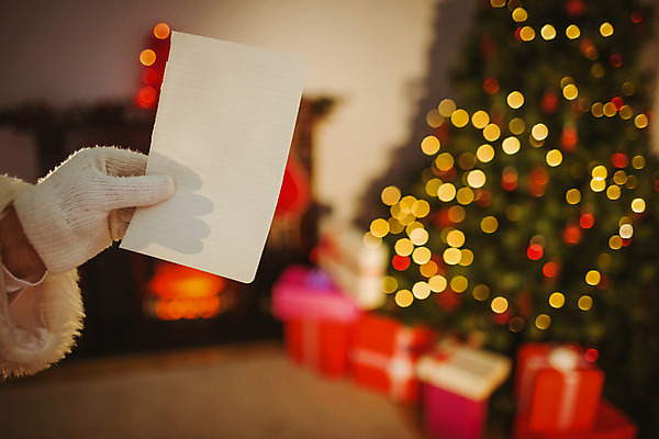 포토 JPG 해외이미지 백인 라이프스타일 노년 남자 종이 크리스마스 거실 가정 아파트 주택 선물 한명 장식 크리스마스트리 산타클로스 축제 장식볼 축하 잡기 벽난로 전나무 크리스마스이브 노인남자한명만 해외202004 해외포토 서양인 나무 1 기념일 컨셉 모션 사람 성인 건물 생활 남자한명만 노인남자만 파일형식