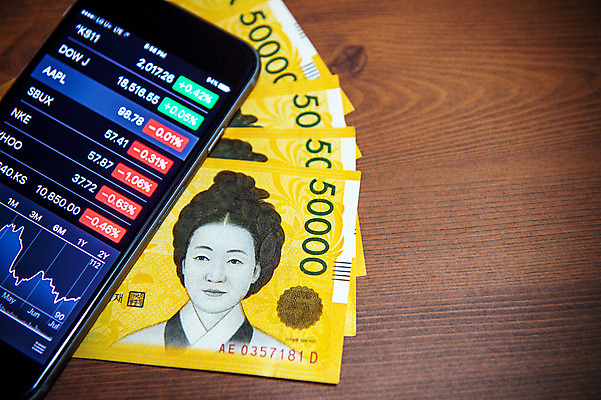 포토 JPG 해외이미지 아시아 컨셉 돈 인터넷 비즈니스 통계 서울 한국 사람없음 금융 경제 스마트폰 컴퓨터 디지털 스크린 모니터 웹 성장 판넬 네트워크 시장 주식 가격 심볼 사인 무역 보고서 상업 상승 온라인 남쪽 전자상거래 수입 픽셀 해외202004 해외포토 나라 산업 전자제품 핸드폰 스마트기기 재산 방향 파일형식