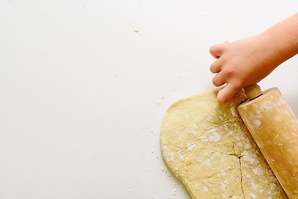 포토 JPG 해외이미지 백인 손 행복 어린이 음식 빵 가족 놀이 탁자 요리 사람 소년 쿠키 주방 요리사 앞치마 빵집 흰색 굽기 준비 반죽 만들기 밀가루 밀가루반죽 제빵사 해외202004 해외포토 서양인 직업 남자 감정 컬러 가구 관계 모션 디저트 신체부위 상점 가루 구이 파일형식