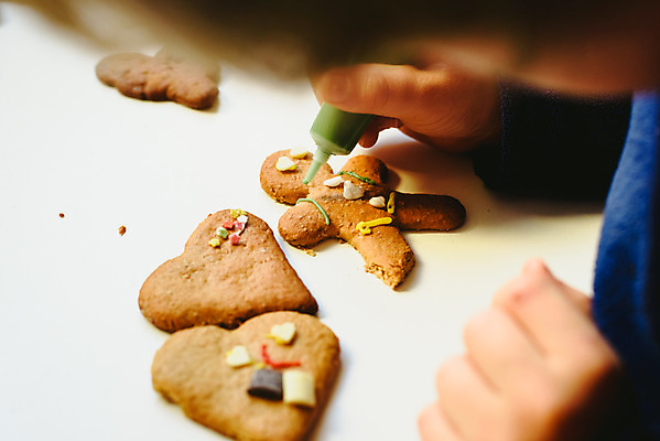 포토 JPG 해외이미지 모양 백인 전통 손 계절 행복 아들 어린이 음식 백그라운드 크리스마스 가족 탁자 디저트 실내 요리 사람 소년 장식 쿠키 주방 흰색 축하 달콤 굽기 준비 반죽 만들기 맛있는 해외202004 해외포토 서양인 기념일 남자 감정 컬러 가구 컨셉 관계 모션 내부 신체부위 맛 구이 파일형식