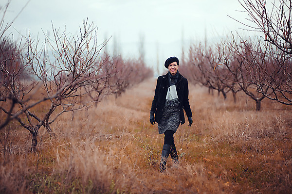 포토 JPG 해외이미지 백인 모델 모자 라이프스타일 응시 공원 여자 겨울 자연 날씨 한명 사람 풍경 성인 야외 유행 걷기 검은색 추위 자유 코트 가을 우아함 숲 장면 스타일 성인여자한명만 해외202004 해외포토 서양인 1 시선 잡화 계절 공공시설 컬러 컨셉 모션 생활 외투 생태계 여자한명만 성인여자만 파일형식