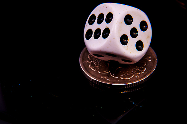 포토 JPG 해외이미지 종이 백그라운드 돈 장난 놀이 탁자 성공 정장 사람없음 빨간색 검은색 게임 흰색 하트 우승 신용카드 4 행운 재산 도박 위험 왕 갑판 삽 심볼 큐브 카지노 주사위 클럽 기회 포커 잭 여왕 곤봉 고립 라스베가스 승자 에이스 해외202004 해외포토 모양 옷 스포츠용품 컬러 가구 컨셉 배_교통 금융 숫자 최고 트럼프 파일형식