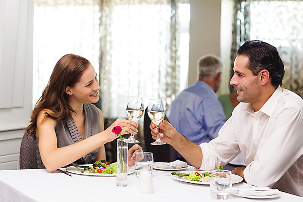 포토 JPG 해외이미지 백인 라이프스타일 접시 커플 여자 남자 행복 음료 음식 40대 중년 50대 와인잔 유리 탁자 함께함 실내 사랑 앉기 성인 세명 30대 친구 식당 와인 식사 우정 축하 알코올 고급 우아함 축배 해외202004 해외포토 서양인 식기 감정 가구 컨셉 술잔 관계 모션 재질 주류 사람 내부 생활 장년 상점 파일형식