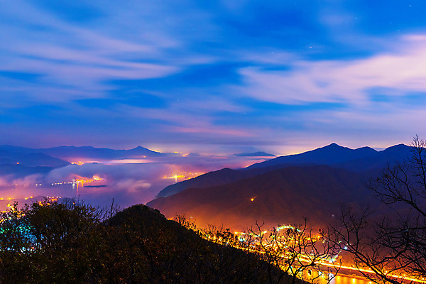 포토 JPG 해외이미지 구름 계절 공원 별 여행 자연 하늘 아침 산 안테나 풍경 사람없음 여름 환경 봄 안개 야간 숲 넘어짐 뿌연 해외202004 해외포토 주간 자연요소 공공시설 통신 모션 날씨 생태계 파일형식