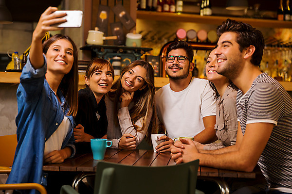 포토 JPG 해외이미지 백인 학생 라이프스타일 커플 여자 남자 행복 커피 음료 탁자 휴식 기념 함께함 대화 웃음 사람 여러명 성인 친구 스마트폰 파티 카메라 우정 그룹 성인만 해외202004 해외포토 서양인 감정 가구 다수 컨셉 관계 표정 말하기 이벤트 생활 전자제품 핸드폰 스마트기기 파일형식