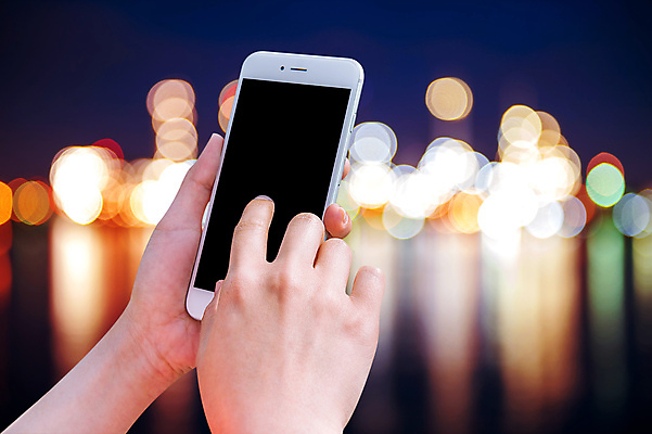 포토 JPG 해외이미지 여자 백그라운드 인터넷 텍스트 통신 모바일 전등 세포 관리 사람 사람없음 야외 스마트폰 우주 스크린 잡기 도시 네트워크 메시지 어플리케이션 야간 연결 무선전화기 전화기 보케 페이지 지역 온라인 추적 블로거 소셜 채팅 출판 셀룰러 해외202004 해외포토 자연요소 모션 조명 핸드폰 스마트기기 파일형식