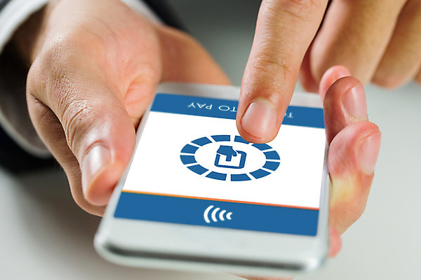 포토 JPG 해외이미지 백인 손 남자 인터넷 한명 근접촬영 20대 신체부위 스마트폰 쇼핑 스크린 터치 잡기 온라인 전자상거래 성인남자한명만 해외202004 해외포토 서양인 1 뷰포인트 모션 사람 청년 핸드폰 스마트기기 남자한명만 성인남자만 파일형식