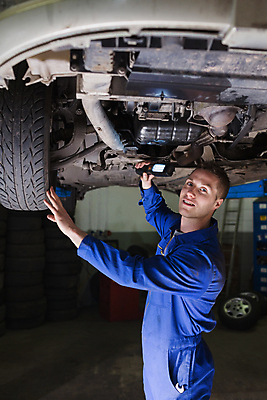 포토 JPG 해외이미지 백인 직업 응시 옷 남자 자동차 노동자 기술 실내 작업복 한명 서기 20대 성인 손전등 잡기 작업 작업실 기술자 수리 아래 서비스 타이어 문제 엔진 정비공 정비소 차고 성인남자한명만 해외202004 해외포토 서양인 1 시선 육상교통 모션 조명 사람 청년 내부 방향 위치 남자한명만 성인남자만 파일형식