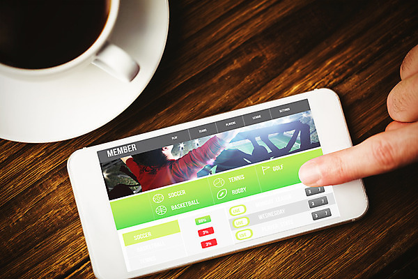포토 JPG 해외이미지 손 커피 손가락 탁자 들기 근접촬영 신체부위 스마트폰 스크린 터치 머그컵 게임 잡기 어플리케이션 결과 책상 온라인 인터페이스 해외202004 해외포토 음료 뷰포인트 가구 컨셉 모션 놀이 사람 컵 핸드폰 스마트기기 파일형식