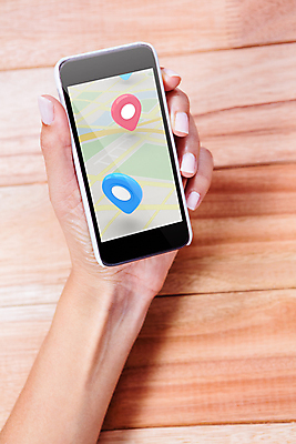 포토 JPG 해외이미지 손 지도 탁자 표시 들기 근접촬영 신체부위 스마트폰 스크린 흰색 잡기 책상 해외202004 해외포토 뷰포인트 컬러 가구 모션 사람 핸드폰 스마트기기 파일형식