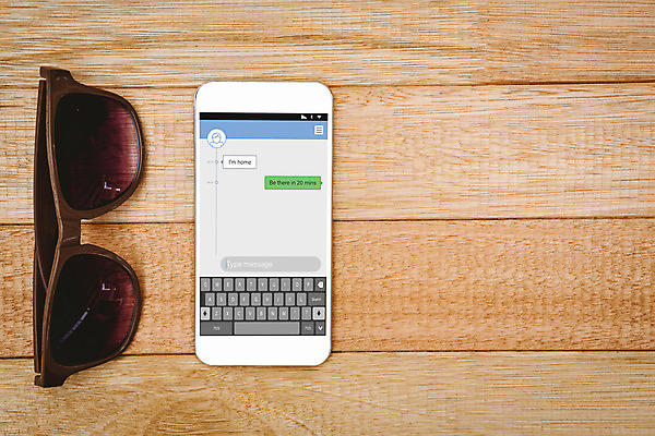 포토 JPG 해외이미지 탁자 사람없음 스마트폰 선글라스 스크린 어플리케이션 책상 인터페이스 터치스크린 해외202004 해외포토 안경 가구 핸드폰 스마트기기 파일형식