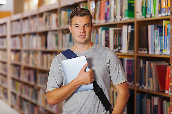 포토 JPG 해외이미지 백인 학생 응시 교육 남자 책장 실내 한명 서기 20대 책 태블릿 정보 잡기 도서관 교과서 대학교 해외202004 해외포토 서양인 1 시선 가구 학교 모션 교재 사람 청년 내부 전자제품 스마트기기 파일형식
