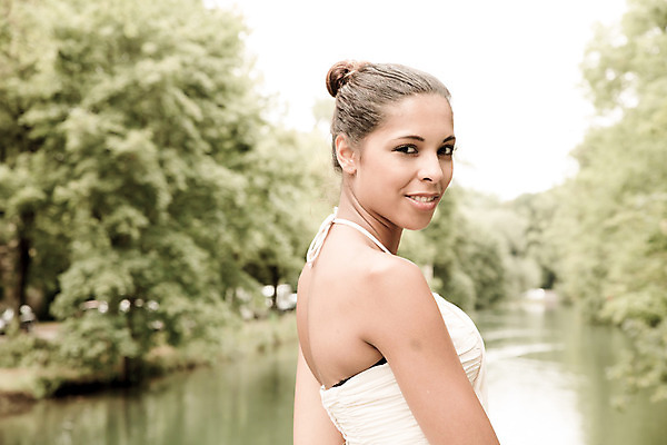 포토 JPG 해외이미지 1 라이프스타일 드레스 공원 여자 도로 길 자연 거리 한명 서기 사람 성인 야외 초록색 물 강 유행 환경 산책 흐름 도시 숲 손목시계 히스패닉 내추럴 생태학 해외202004 해외포토 자연요소 옷 공공시설 교육 시계 컬러 컨셉 장신구 교통시설 모션 휴식 생활 생태계 파일형식