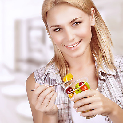 포토 JPG 해외이미지 백인 라이프스타일 여자 행복 음식 다이어트 과일 아침 주택 실내 건강 한명 사람 성인 주방 식사 샐러드 신선 아침식사 먹기 유기농 칼로리 내추럴 점심식사 돌봄 채식주의자 비건 해외202004 해외포토 주간 서양인 1 웰빙 감정 모션 내부 건물 생활 채식 파일형식