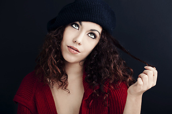 포토 JPG 해외이미지 백인 모델 1 응시 여자 감정 얼굴 백그라운드 생각 갈색머리 한명 사람 20대 성인 표현 보닛 해외202004 해외포토 서양인 헤어스타일 시선 자동차 청년 신체부위 파일형식