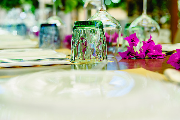 포토 JPG 해외이미지 식기 접시 디자인 안경 음료 가구 포크 와인잔 유리 탁자 주택 기념 사람없음 장식 초록색 빛 세트 컬러풀 파티 식당 식사 식탁보 흰색 바 액체 고급 우아함 크리스탈 준비 싱글 냅킨 문학 점심식사 접수 해외202004 해외포토 잡화 컬러 생활용품 컨셉 술잔 재질 이벤트 건물 상점 광석 파일형식