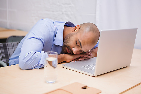 포토 JPG 해외이미지 남자 탁자 휴식 직장 실내 피곤 한명 사람 앉기 성인 물 30대 노트북 컴퓨터 사무실 비즈니스맨 책상 대머리 해외202004 해외포토 자연요소 1 헤어스타일 가구 컨셉 회사 비즈니스 모션 내부 장년 전자제품 직장인 파일형식