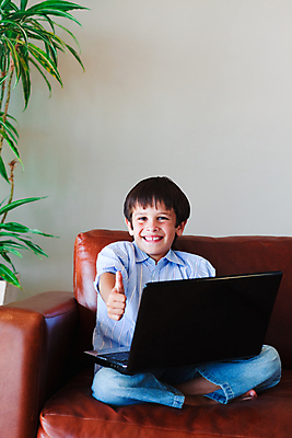 포토 JPG 해외이미지 백인 학생 교육 남자 어린이 학교 한명 소년 노트북 스터디 컴퓨터 소파 사무실 소년한명만 해외202004 해외포토 서양인 1 의자 비즈니스 사람 전자제품 학습 남자한명만 소년만 파일형식