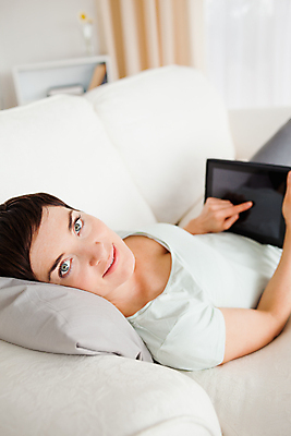 포토 JPG 해외이미지 백인 학생 손 여자 얼굴 백그라운드 비즈니스 휴식 실내 한명 사람 성인 노트북 컴퓨터 소파 알약 장비 터치 패드 성인여자한명만 해외202004 해외포토 서양인 1 컨셉 의자 내부 신체부위 전자제품 약 여자한명만 성인여자만 파일형식