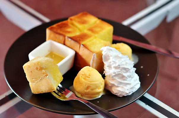 포토 JPG 해외이미지 음식 빵 과일 아이스크림 디저트 유제품 사람없음 과자 냉동 얼음 우유 추위 대접 달콤 맛 아침식사 매끈함 시원함 설탕 크림 국자 상쾌 토스트 꿀 와플 바닐라 핸드메이드 해외202004 해외포토 자연요소 감정 컨셉 주방용품 식사 감각 파일형식