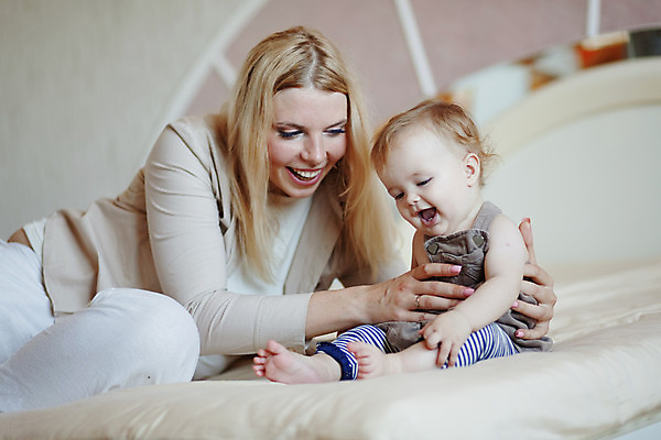 포토 JPG 해외이미지 전신 백인 라이프스타일 여자 딸 행복 어린이 가족 놀이 모녀 엄마 실내 사랑 사람 앉기 상반신 성인 두명 옆모습 침실 육아 아기 돌봄 여자만 해외202004 싱글맘 한부모가족 해외포토 서양인 감정 뷰포인트 관계 모션 내부 생활 파일형식