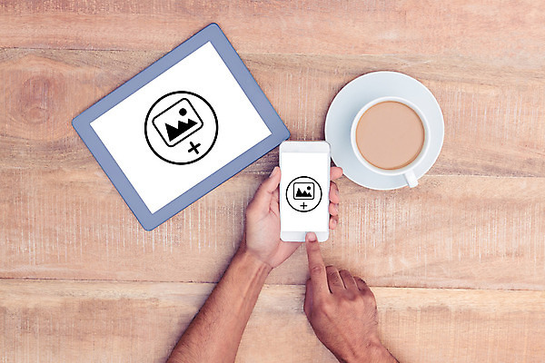 포토 JPG 해외이미지 라이프스타일 손 커피 음료 통신 탁자 들기 신체부위 컵 스마트폰 태블릿 스크린 터치 잡기 어플리케이션 책상 터치스크린 해외202004 해외포토 식기 가구 모션 사람 생활 전자제품 핸드폰 스마트기기 파일형식