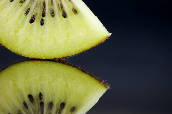 포토 JPG 해외이미지 조각 과일 검은배경 키위 근접촬영 사람없음 반사 슬라이스 해외202004 해외포토 뷰포인트 백그라운드 검은색 파일형식