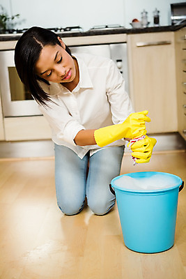 포토 JPG 해외이미지 라이프스타일 여자 행복 장갑 가정 바닥 아파트 실내 한명 미소 20대 주방 오븐 시원함 청소 싱크대 해외202004 해외포토 1 잡화 감정 주택 표정 사람 청년 내부 생활 가전제품 개수대 파일형식