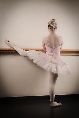 포토 JPG 해외이미지 백인 여자 청소년 실내 한명 서기 10대 춤 우아함 균형 발레 발레리나 발레복 십대여자한명만 해외202004 해외포토 서양인 1 옷 컨셉 모션 문화예술 사람 내부 여자한명만 십대여자만 파일형식