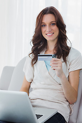 포토 JPG 해외이미지 백인 긴머리 응시 여자 행복 거실 인터넷 가정 갈색머리 실내 한명 노트북 쇼핑 컴퓨터 소파 신용카드 온라인 전자상거래 체크카드 해외202004 해외포토 서양인 1 헤어스타일 시선 감정 의자 사람 내부 금융 전자제품 파일형식