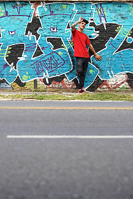 포토 JPG 해외이미지 백인 모자 라이프스타일 응시 남자 벽 포즈 거리 힙합 한명 사람 성인 청춘 유행 산책 표현 도시 자신감 범죄 그래피티 사인 경례 환영 이웃 스타일 해외202004 해외포토 서양인 1 시선 잡화 감정 음악 컨셉 휴식 생활 인사 낙서 그림 파일형식