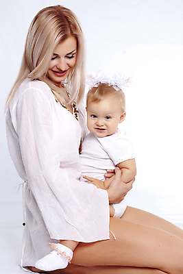 포토 JPG 해외이미지 전신 백인 여자 딸 행복 가족 안기 모녀 엄마 사랑 사람 상반신 성인 두명 옆모습 금발 육아 아기 무릎꿇기 흰배경 여자만 해외202004 싱글맘 한부모가족 해외포토 서양인 헤어스타일 감정 뷰포인트 백그라운드 관계 모션 흰색 파일형식