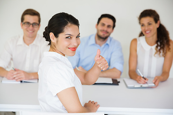 포토 JPG 해외이미지 백인 응시 여자 남자 실내 미소 앉기 손짓 여러명 상반신 20대 성인 30대 사무실 최고 비즈니스우먼 뒤돌아보기 면접 해외202004 해외포토 서양인 시선 다수 비즈니스 모션 표정 사람 청년 내부 장년 직장인 파일형식