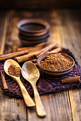 포토 JPG 해외이미지 음식 백그라운드 재료 탁자 요리 사람없음 갈색 주방 숟가락 조미료 막대기 사발 달콤 향신료 향료 향 시나몬 해외202004 해외포토 컬러 가구 수저 사기그릇 맛 향기 냄새 향미료 파일형식