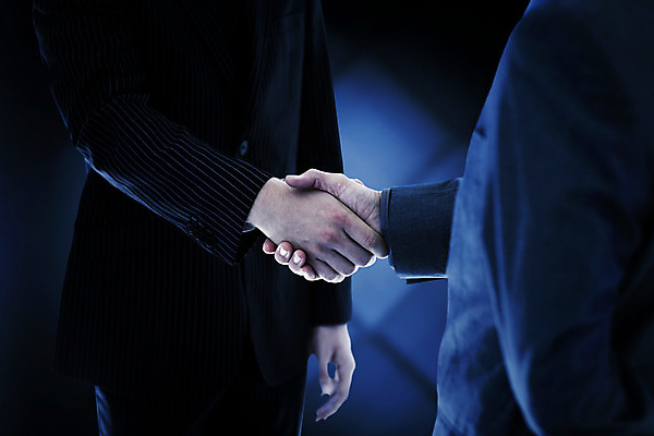 포토 JPG 해외이미지 백인 손 남자 40대 중년 회사 비즈니스 사업가 성공 협력 벽돌 악수 함께함 따뜻함 그림자 20대 두명 컴퓨터그래픽 사무실 디지털 거래 회색 성장 인사 잡기 비즈니스맨 동료 긍정 경영 동의 해외202004 해외포토 서양인 직업 컬러 컨셉 관계 모션 사람 손짓 청년 성인 신체부위 그래픽 예절 직장인 파일형식