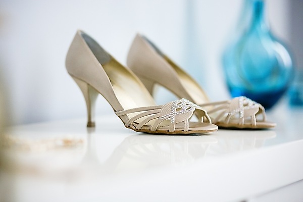 포토 JPG 해외이미지 구두 신발 실내 사람없음 아웃포커스 하이힐 오브젝트 웨딩슈즈 해외202004 해외포토 촬영기법 내부 여성화 결혼소품 파일형식