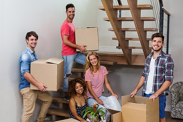 포토 JPG 해외이미지 백인 라이프스타일 응시 여자 남자 행복 가정 모션 새로움 아파트 주택 함께함 실내 미소 여러명 20대 캐주얼 상자 계단 우정 패키지 해외202004 해외포토 서양인 시선 옷 감정 다수 컨셉 표정 사람 청년 내부 건물 생활 친구 파일형식