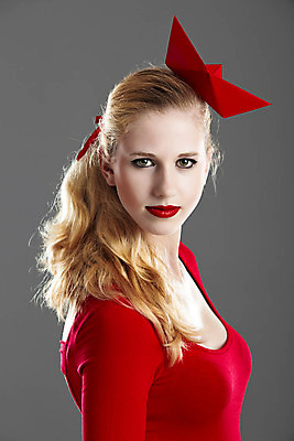 포토 JPG 해외이미지 백인 모델 응시 여자 종이 포즈 백그라운드 한명 사람 20대 성인 빨간색 금발 섹시 유행 회색 표현 보트 우아함 내추럴 스타일 해외202004 우호적 관능적 해외포토 서양인 1 헤어스타일 시선 컬러 컨셉 배_교통 청년 파일형식