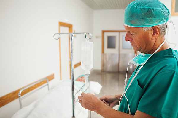 포토 JPG 해외이미지 백인 남자 중년 실내 건강 병원 한명 서기 치료 고통 환자 의사 침대 복도 60대 질병 외과 의료성형뷰티 성인남자한명만 해외202004 해외포토 서양인 1 노년 감정 가구 의학 모션 사람 성인 내부 의료진 남자한명만 성인남자만 파일형식