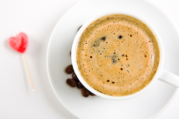 포토 JPG 해외이미지 라이프스타일 접시 커피 음료 음식 탁자 사람없음 컵 갈색 거품 카페 낭만 머그컵 흰색 하트 뜨거움 오브젝트 향기 카푸치노 카페테리아 에스프레소 모카 백자 카페인 해외202004 해외포토 모양 식기 컬러 가구 컨셉 생활 상점 도자기 냄새 파일형식