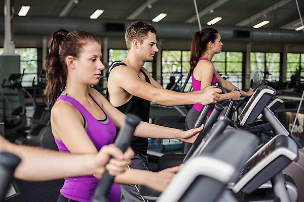 포토 JPG 해외이미지 백인 라이프스타일 여자 남자 스포츠 운동선수 건강 20대 세명 운동복 운동 기계 헬스장 체육관 근육질 성인만 해외202004 해외포토 서양인 옷 근육 사람 청년 생활 헬스 몸매 파일형식