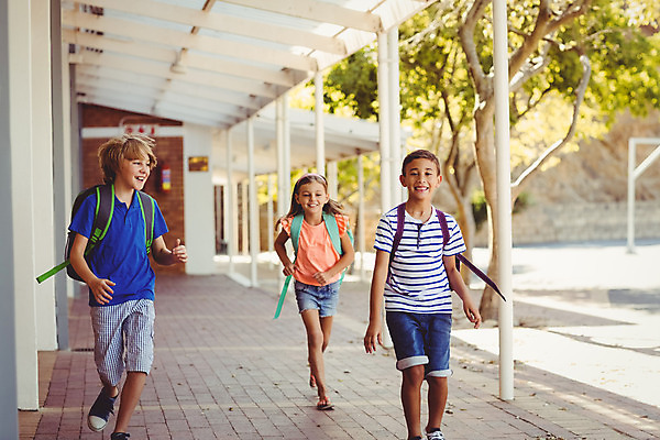 포토 JPG 해외이미지 백인 학생 여학생 여자 교육 남자 행복 어린이 남학생 학교 책가방 함께함 초등학교 소년 야외 캐주얼 세명 친구 학습 금발 달리기 복도 신학기 해외202004 해외포토 서양인 헤어스타일 옷 감정 컨셉 가방 관계 모션 사람 파일형식