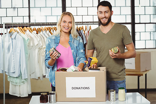 포토 JPG 해외이미지 백인 옷 여자 남자 행복 함께함 서기 20대 성인 두명 30대 상자 봉사 도움 상품 복지 동료 기부 돌봄 참여 자선단체 해외202004 해외포토 서양인 감정 컨셉 관계 모션 사람 청년 장년 그룹 사회이슈 자선 파일형식