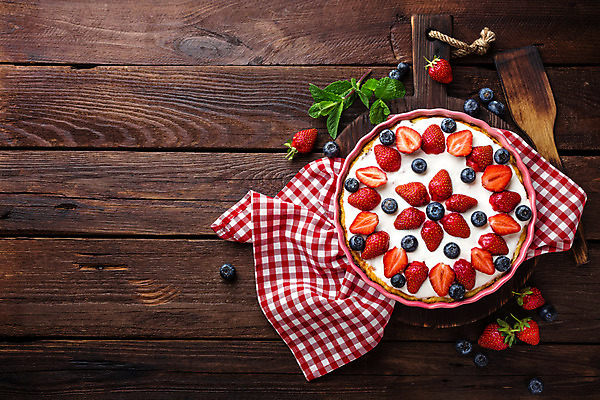 포토 JPG 해외이미지 열매 탁자 딸기 실내 사람없음 하이앵글 달콤 블루베리 나무바닥 딸기타르트 해외202004 해외포토 식물 뷰포인트 가구 과일 바닥 내부 맛 타르트 파일형식