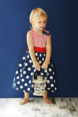 포토 JPG 해외이미지 모델 드레스 옷 행복 어린이 바다 실내 한명 사람 빨간색 파란색 유행 줄무늬 점 해군 걸음마 완벽 스타일 해외202004 해외포토 1 감정 컬러 컨셉 무늬 모션 군대 내부 파일형식