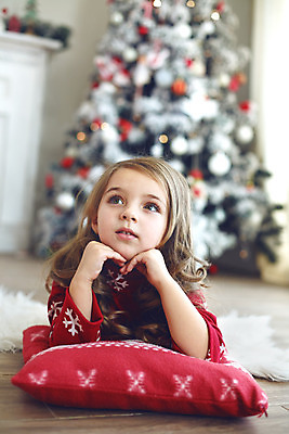 포토 JPG 해외이미지 나무 응시 행복 어린이 쿠션 겨울 베개 휴식 주택 실내 따뜻함 선물 한명 사람 앉기 장식 침묵 방 축하 12월 벽난로 부드러움 리빙 안락 해외202004 해외포토 식물 1 시선 계절 감정 컨셉 침구 모션 내부 건물 소리 감각 날짜 파일형식